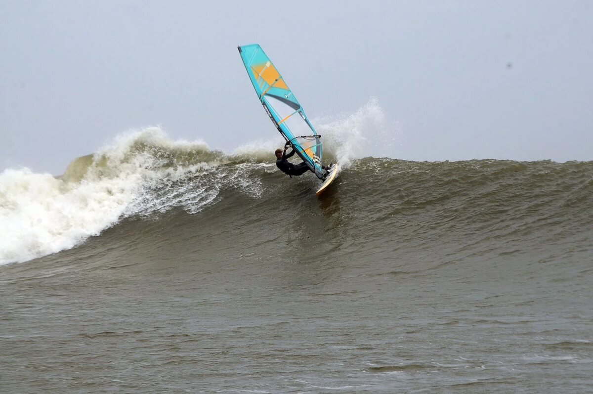 Windsurfer auf einer Welle